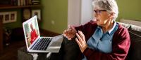 woman talking to her therapist via her laptop